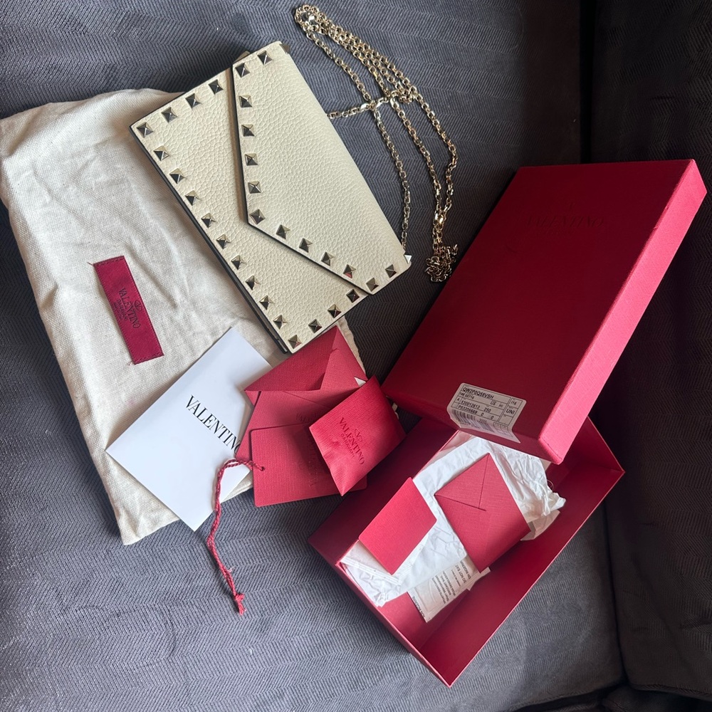 Valentino Garavani Cream Rockstud Leather Chain Wallet